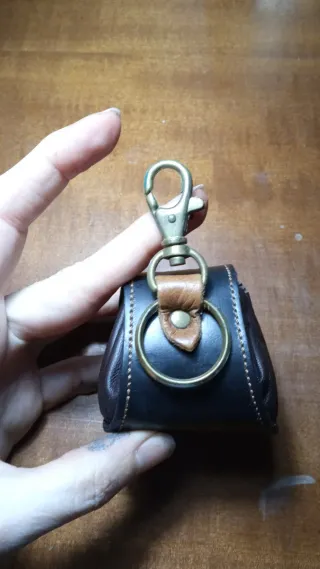 Monedero llavero con forma  mochila d cuero artesa