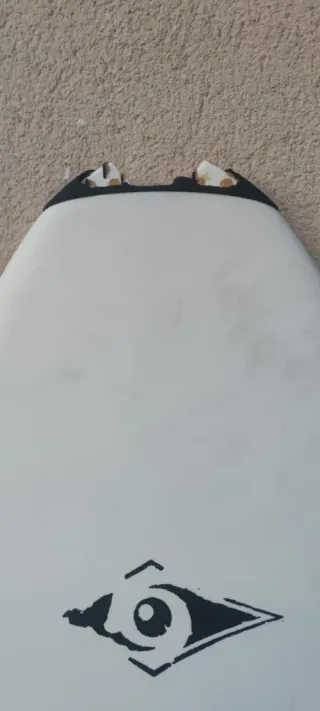 Tabla de surf bic blanca con diseño