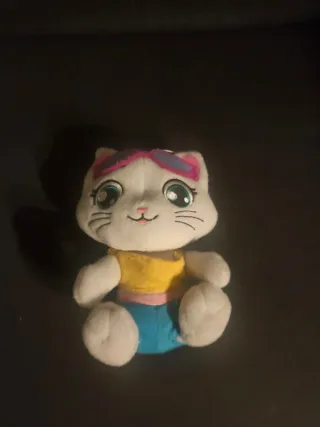 Peluche gatita con gafas de sol