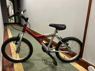 Bicicleta infantil roja y plateada.