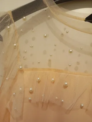 Camiseta rosa con perlas