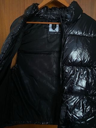 Chaleco acolchado negro brillante