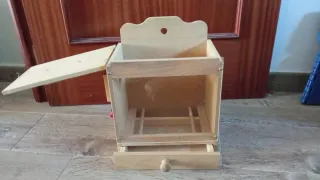 Educador para aves de madera y cristal