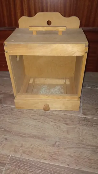 Educador para aves de madera y cristal