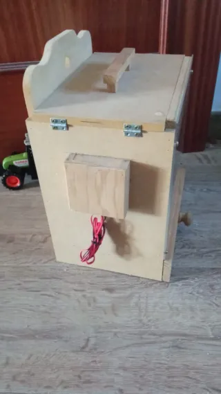 Educador para aves de madera y cristal