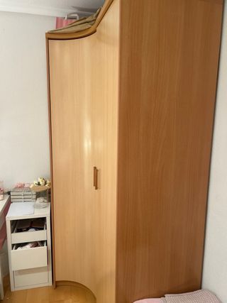 Armario esquinero de madera