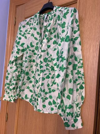 Blusa Zara verde y blanca floral