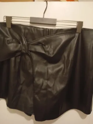 Falda pantalón efecto piel lazo