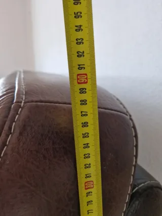 Sofá de piel marrón