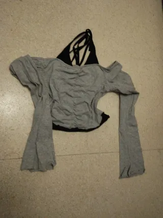 Top corto con escote cruzado