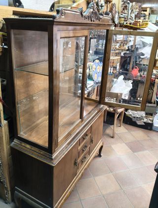 Aparador de madera y cristal