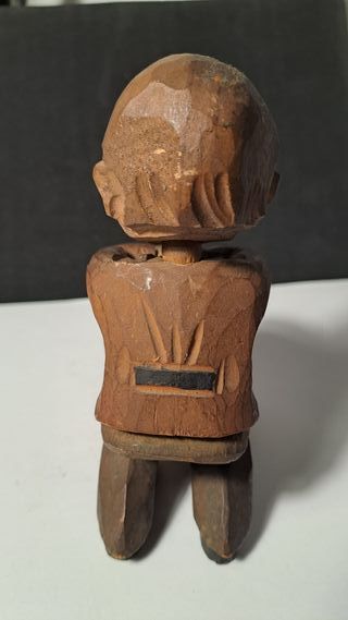 Statua in legno di un bambino con ciotola