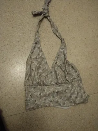 Top floral gris con cuello halter