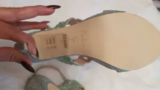 Sandalias de fiesta plateadas con pedrería