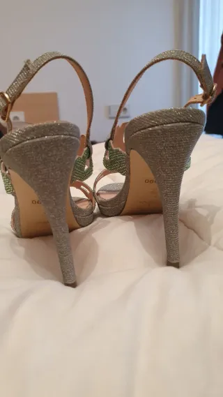 Sandalias de fiesta plateadas con pedrería