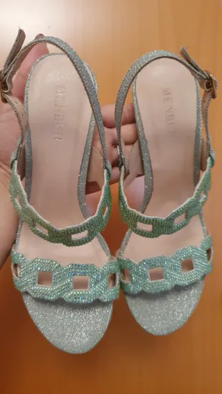 Sandalias de fiesta plateadas con pedrería