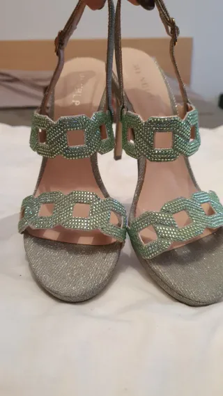 Sandalias de fiesta plateadas con pedrería