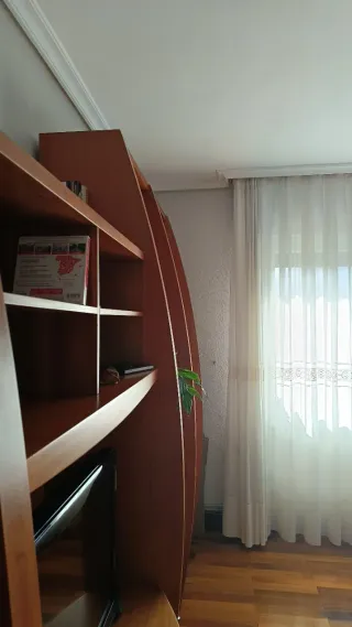 Mueble de salón de madera y cristal