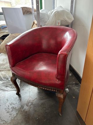 Butaca de piel roja con patas de madera