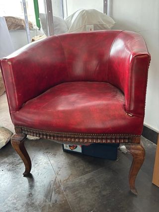 Butaca de piel roja con patas de madera