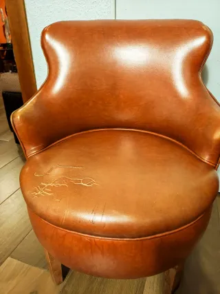 Sillón retro pequeño de cuero