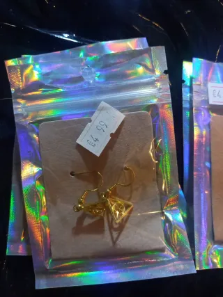 Pendientes de moda dorados y plateados