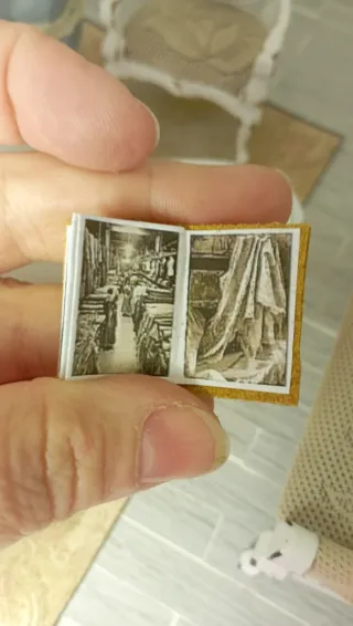 Libro miniatura 1:12 Pelle - Sartoria