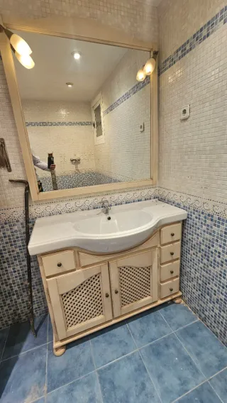Mueble de baño beige y azul