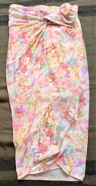 Falda larga rosa y roja con nudo