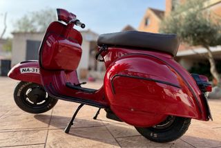 Vespa 150s Roja historica