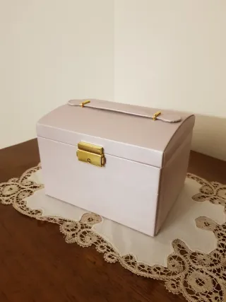 Portagioie rosa con specchio e cassetti