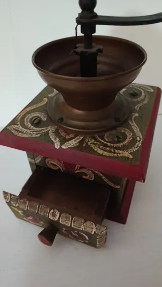 Molinillo de café antiguo decorado