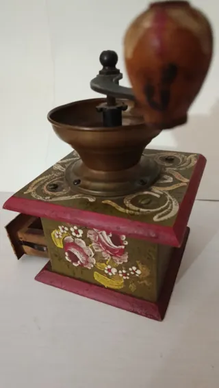 Molinillo de café antiguo decorado