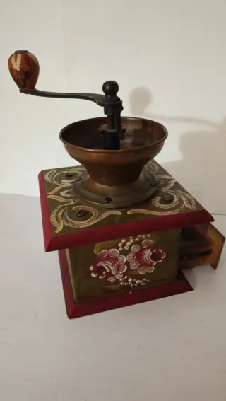 Molinillo de café antiguo decorado
