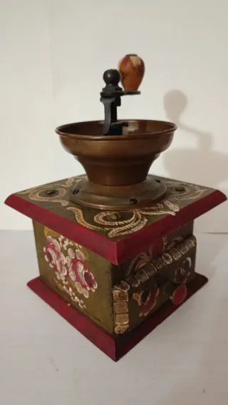 Molinillo de café antiguo decorado