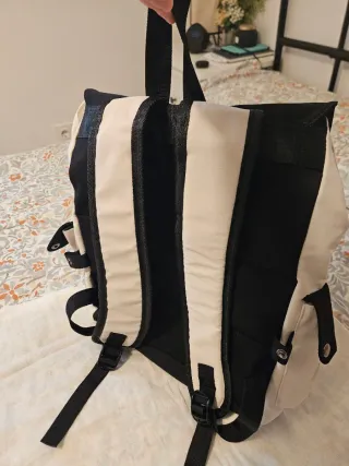 Mochila chic blanca y negra