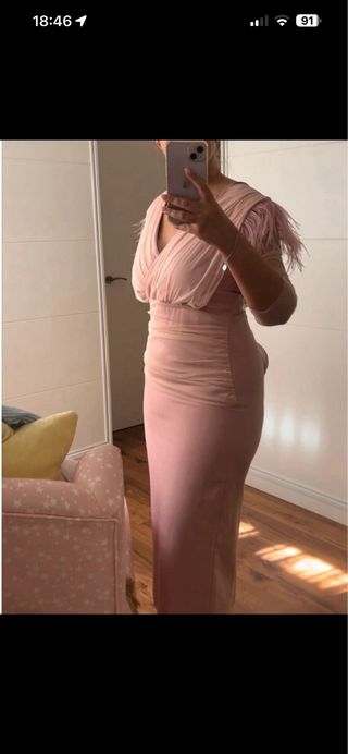 Vestido de fiesta rosa con plumas