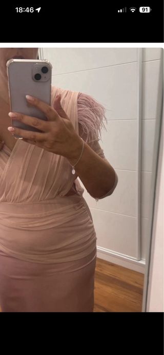 Vestido de fiesta rosa con plumas