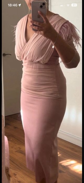 Vestido de fiesta rosa con plumas