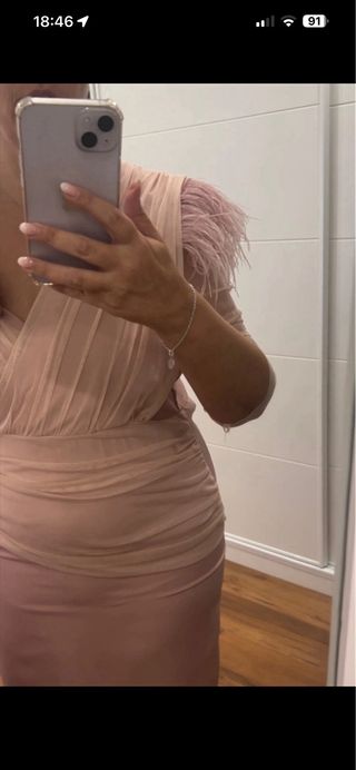 Vestido de fiesta rosa con plumas