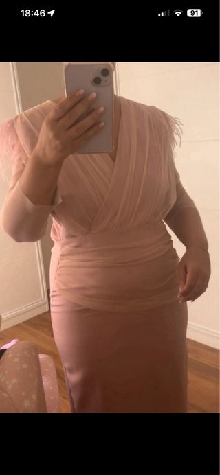 Vestido de fiesta rosa con plumas