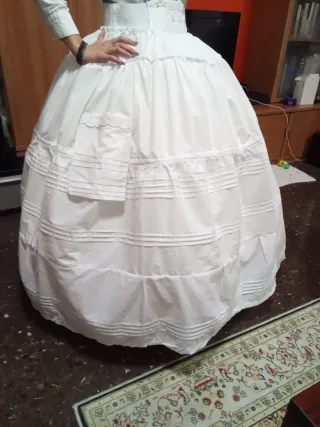 Enagua blanca voluminosa con bolsillos