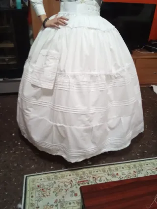 Enagua blanca voluminosa con bolsillos