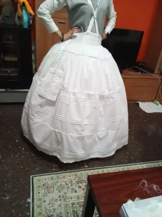Enagua blanca voluminosa con bolsillos