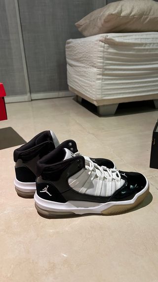 Nike Jordan Max Aura Zapatillas Negras y Blancas
