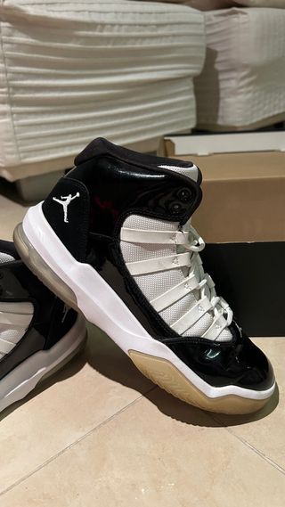 Nike Jordan Max Aura Zapatillas Negras y Blancas