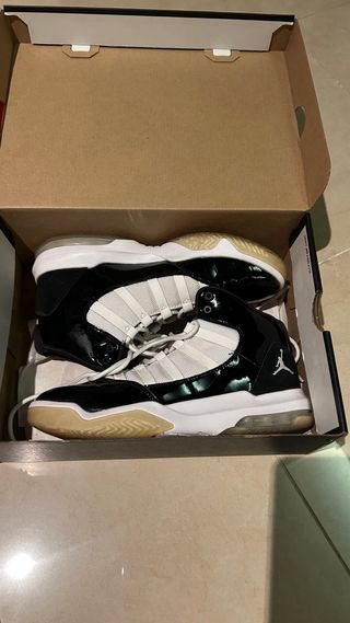 Nike Jordan Max Aura Zapatillas Negras y Blancas