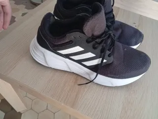 Zapatillas Adidas Negras y Blancas 46,5