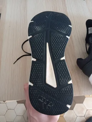 Zapatillas Adidas Negras y Blancas 46,5