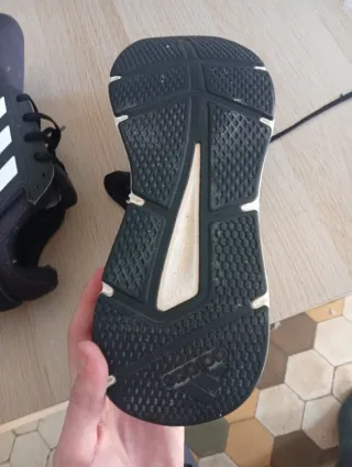 Zapatillas Adidas Negras y Blancas 46,5